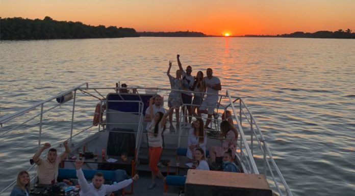 Sunset Cocktail Cruise – kocept hedonističlog opuštanja na reci Sunset Cocktail Cruise – kocept hedonističlog opuštanja na reci