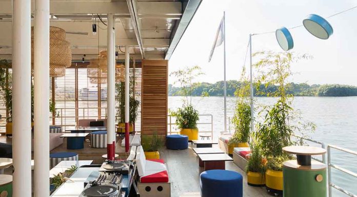 Vrelo leto 2021 na splavu Pristan splav Pristan