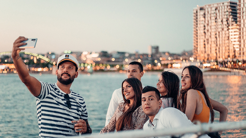 Sunset Cocktail Cruise – kocept hedonističlog opuštanja na reci