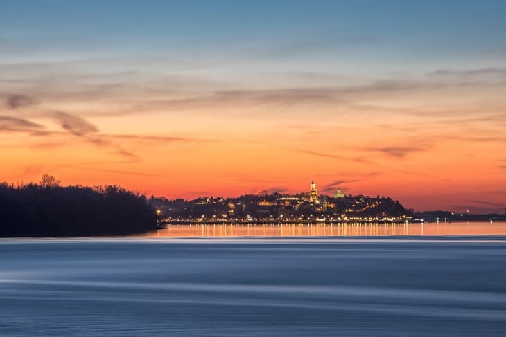 Sunset Cocktail Cruise – kocept hedonističlog opuštanja na reci